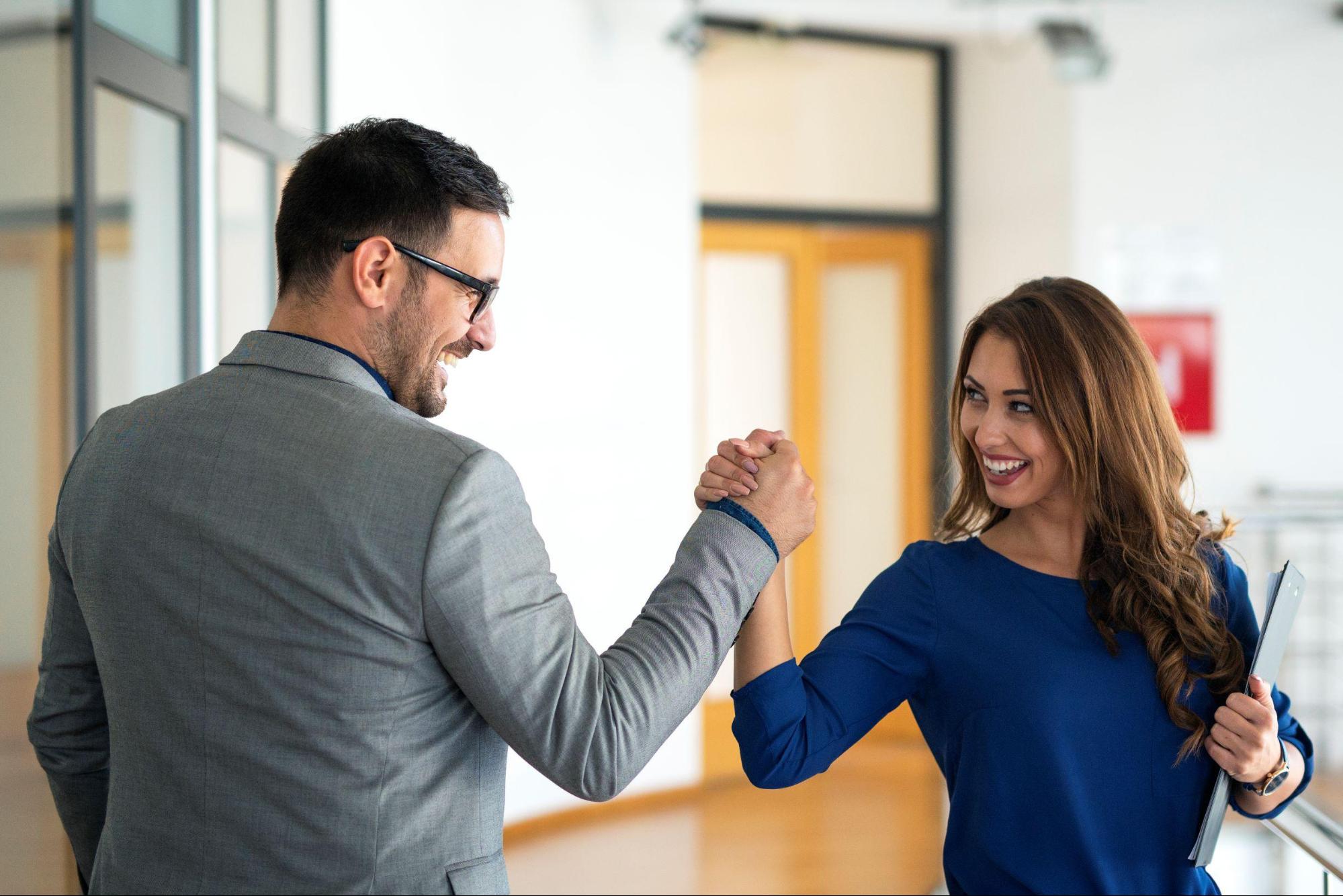 Mejores relaciones por capacitación en inglés para empleados.