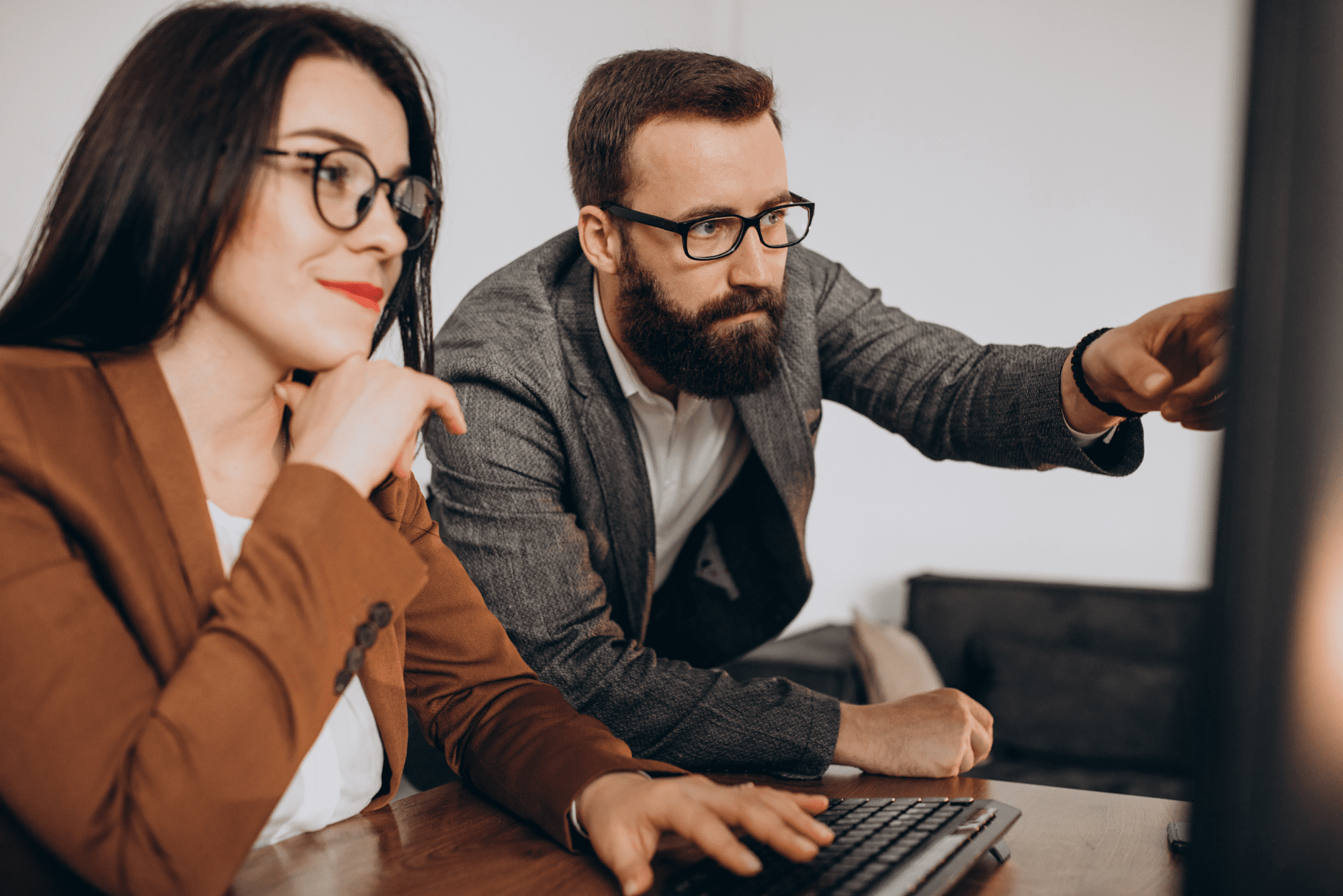 Hombre y mujer participan de una capacitación en inglés para empleados.