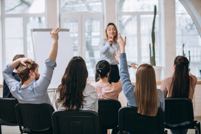aprender-inglés-en-casa-o-academia Aprender inglés en casa o ir a una academia