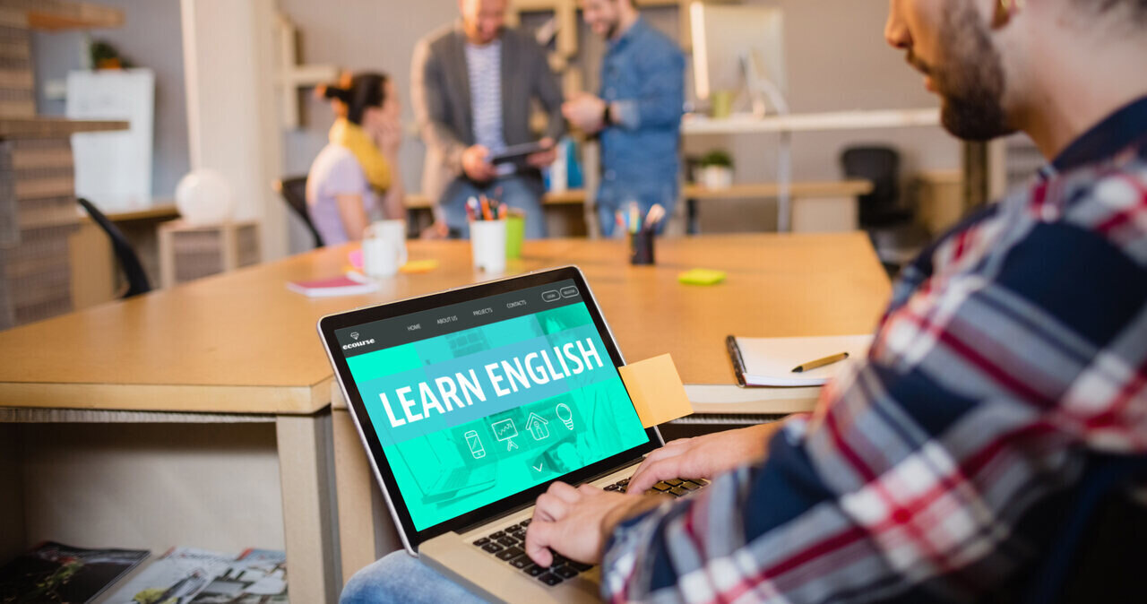 Learn,English,Interface,Against,Graphic,Designer,Using,Laptop Inglés para trabajar en cualquier profesión