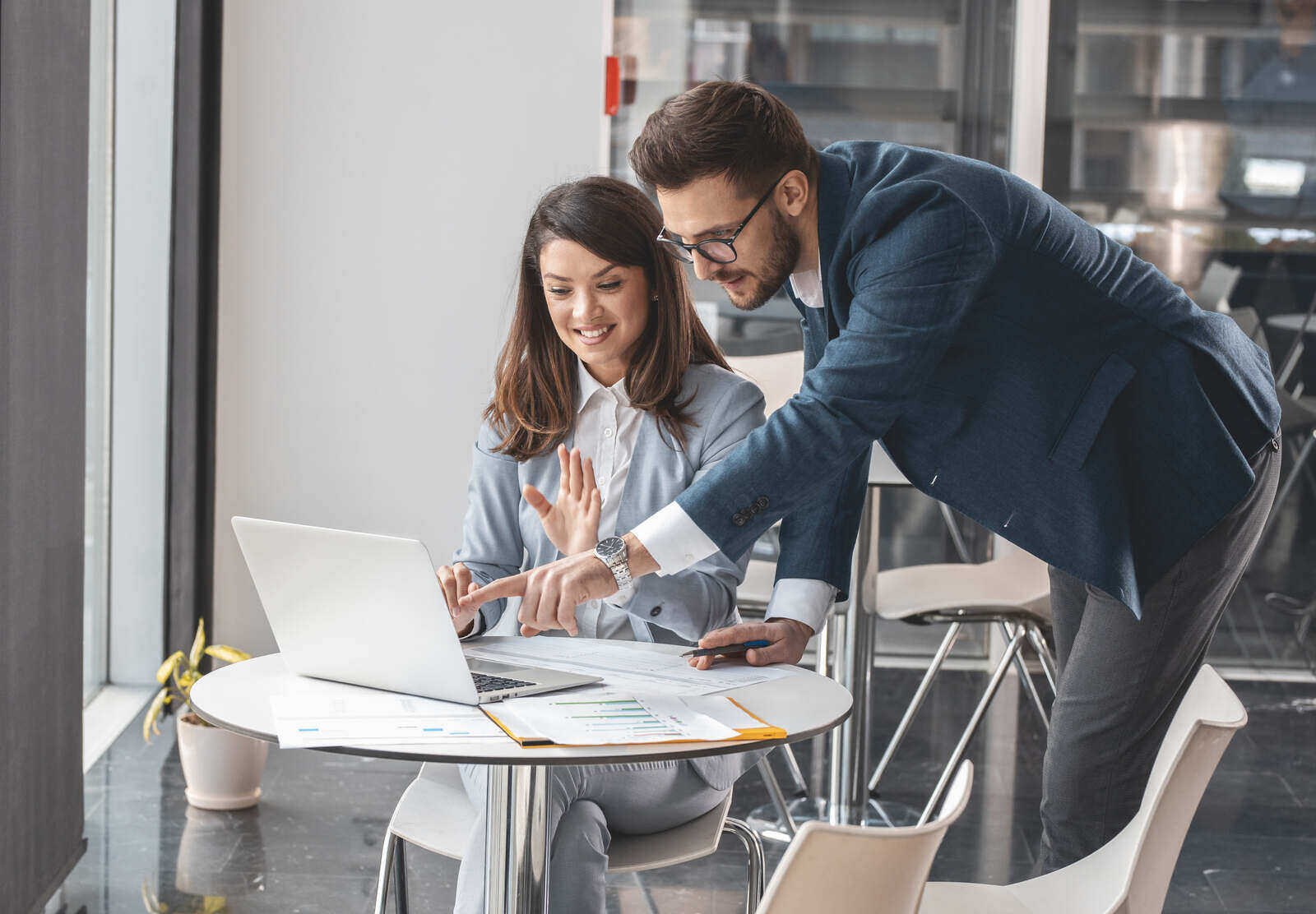 Couple,Of,Office,Workers,Discuss,About,New,Company,Project.they,Sitting Personal capacitado con conocimientos en inglés
