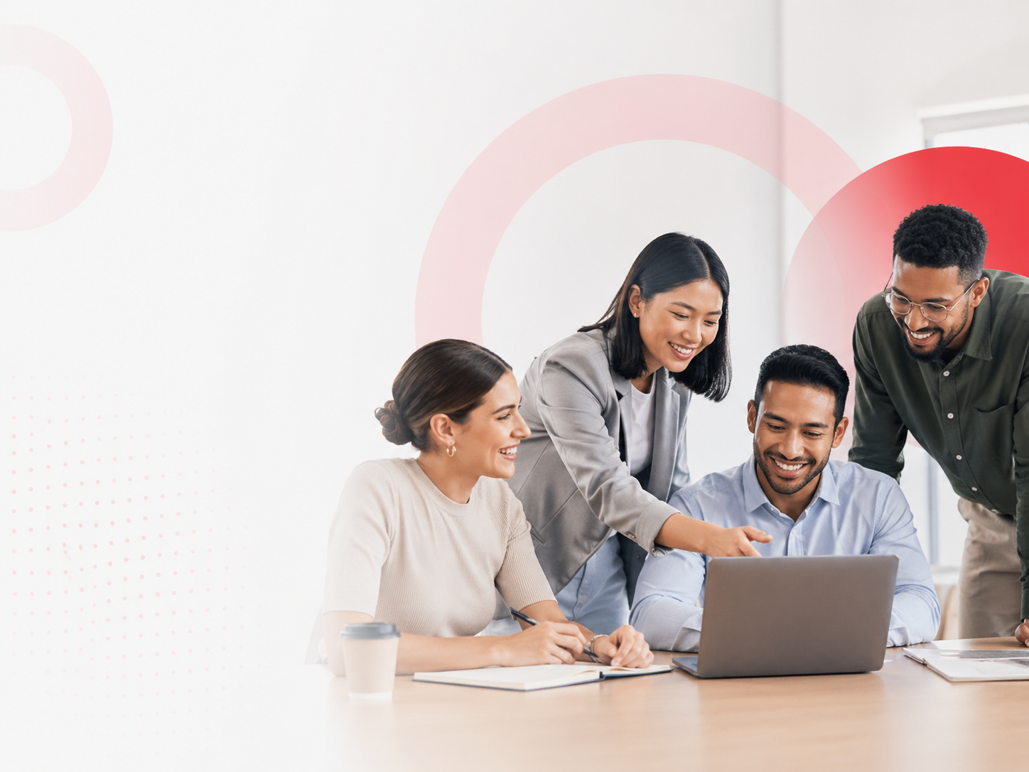 Inglés empresarial para profesionales y empresas Profesionales colaborando en una sesión de inglés empresarial online con enfoque en comunicación laboral.